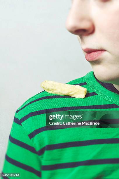 a chip on his shoulder... - catherine macbride - fotografias e filmes do acervo