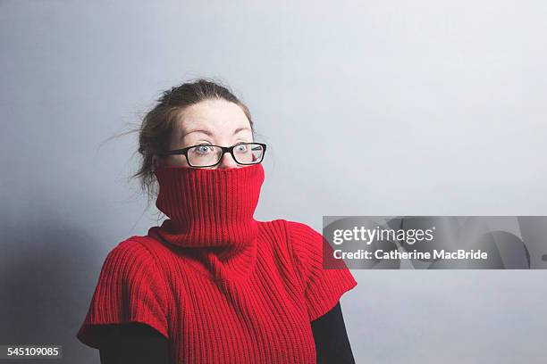 a portrait of surprised young women - col roulé photos et images de collection