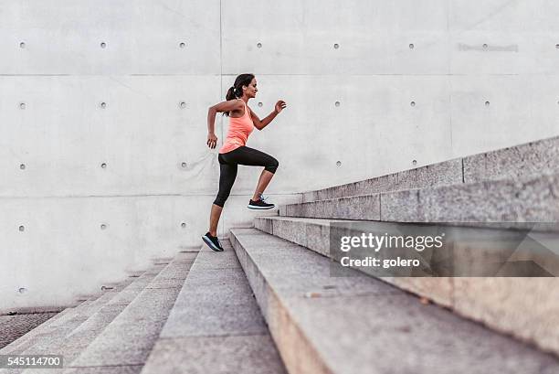 音楽は人の女性屋外でのランニングベルリンの階段 - running woman ストックフォトと画像