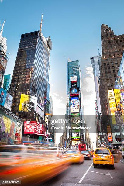 7th avenue nyc - times square manhattan new york stockfoto's en -beelden