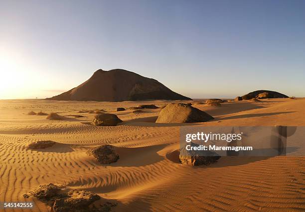 ben emera monolith - mauritania fotografías e imágenes de stock