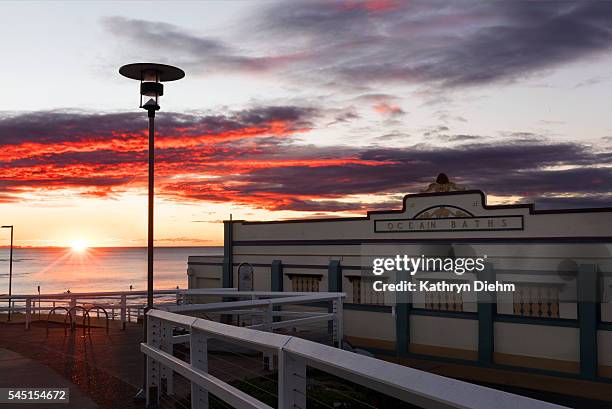 newcastle ocean baths sunrise - newcastle nouvelle galles du sud photos et images de collection