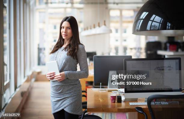 honest portrait of a pregnant businesswomen - geschäftsfrau kleid stock-fotos und bilder