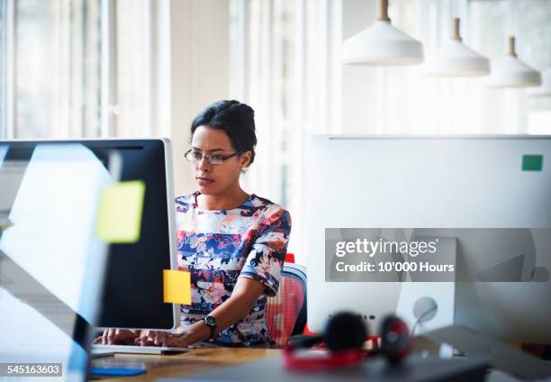 businesswomen working in modern office - pc woman stockfoto's en -beelden