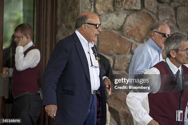 Muhtar Kent, chairman and chief executive officer of Coca-Cola Co., center, arrives for the Allen & Co. Media and Technology Conference in Sun...