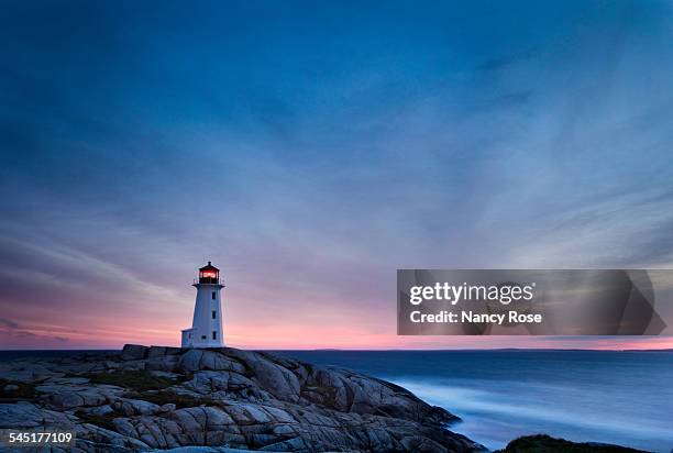 peggy's cove sunset - lighthouse fotografías e imágenes de stock