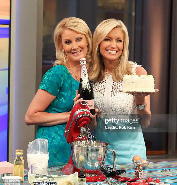 Sandra Lee appears on the Cooking With Friends segment of "Fox & Friends" with host Ainsley Earhardt at FOX Studios on July 6, 2016 in New York City.