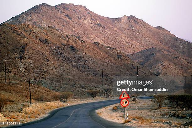 road toward jebel hafeet - jebel hafeet stock pictures, royalty-free photos & images