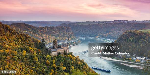 burg katz castle and romantic rhine in autumn at sunset, germany - rio reno - fotografias e filmes do acervo