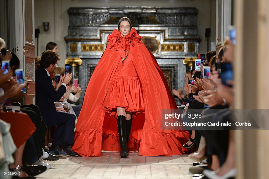 Valentino : Runway - Paris Fashion Week : Haute Couture F/W 2016-2017