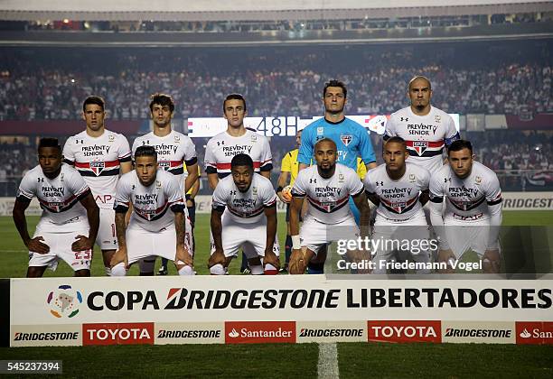 The team of Sao Paulo lines up during semifinal first leg match of Copa Bridgestone Libertadores between Sao Paulo and Atletico Nacional at Morumbi...