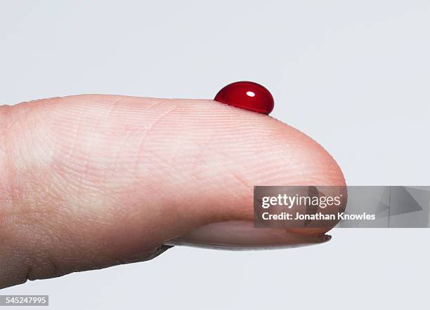 finger with a bead of blood - sangue foto e immagini stock