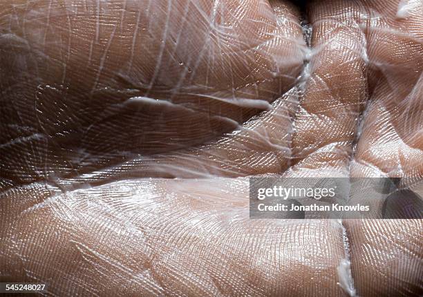 hand covered in moisturiser, close up - haut empfindlich stock-fotos und bilder