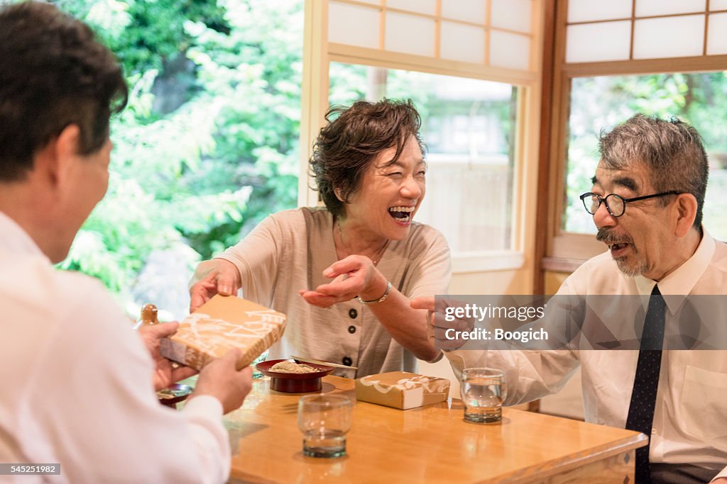 日本人シニア・フレンズがレストラン京都でギフトを贈る