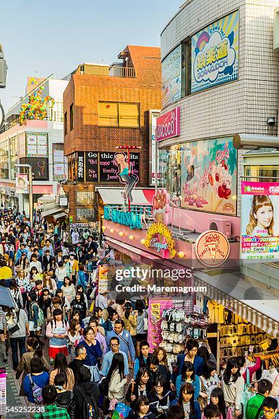 harajuku, takeshita-dori (street) - harajuku district stockfoto's en -beelden