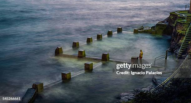 ross jones memorial pool (coogee beach) - strand coogee beach stock-fotos und bilder