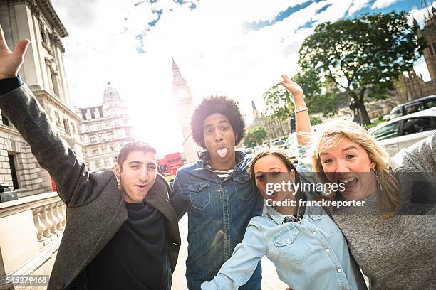 freunde tourist haben spaß in london - big ben - big ben black and white stock-fotos und bilder