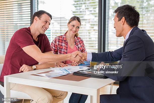 man greeting financial advisor - klantgericht stockfoto's en -beelden