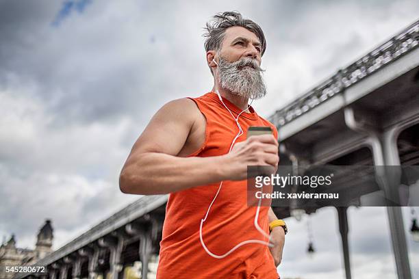 senior uomo che corre nella città - beard men street foto e immagini stock