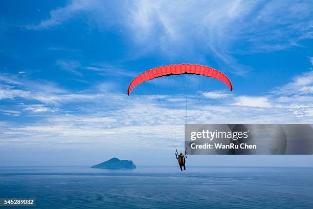 paragliding with beautiful cloudscape background - bailout fotografías e imágenes de stock