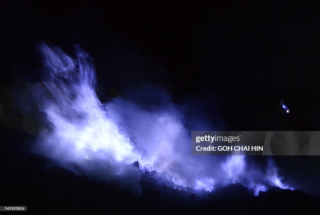 TOPSHOT-INDONESIA-ENVIRONMENT-VOLCANO