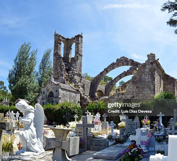 cemetery and ruins of santa mariña de dozo church in cambados - dozo stockfoto's en -beelden