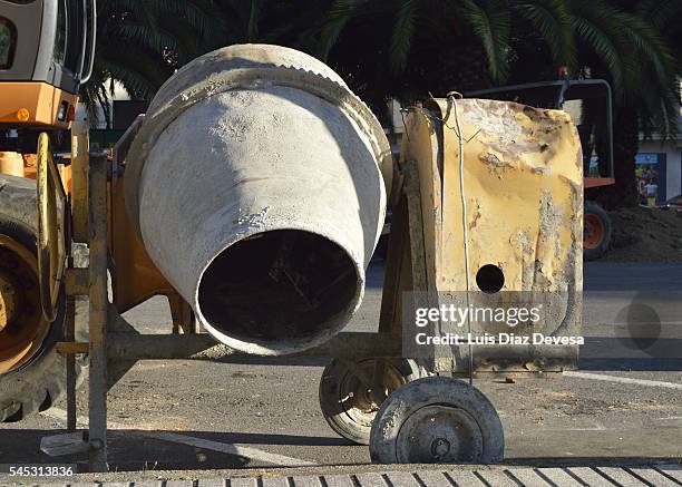 cement mixer - concrete mixer stockfoto's en -beelden