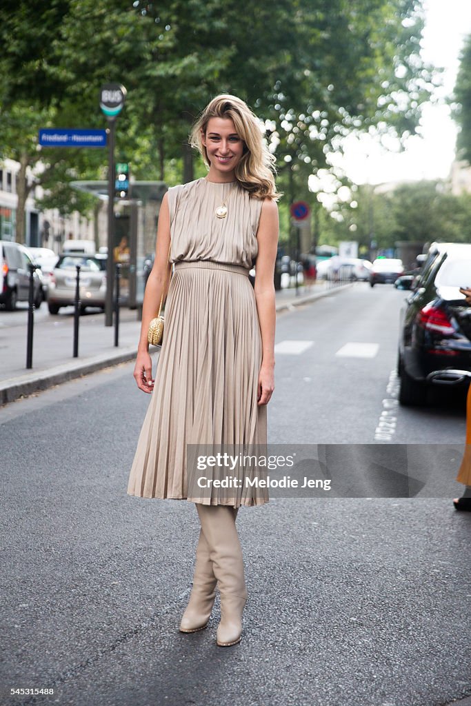 Street Style - Paris Fashion Week : Day Four - Haute Couture F/W 2016/2017