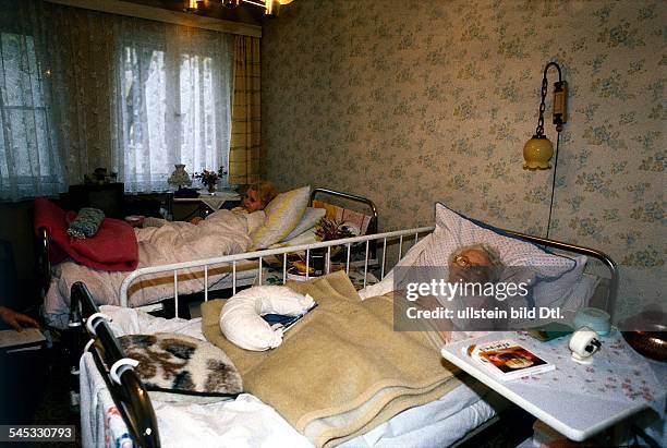 Zwei bettlägrige alte Frauen im`Krankenheim Albert Schweitzer`in Berlin Weissensee - 1996