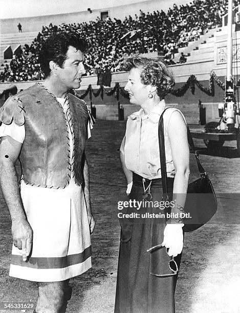 Stanwyck, Barbara *-+Schauspielerin, USA- besucht ihren Mann Robert Taylor bei den Dreharbeiten zu dem Film 'Quo Vadis' in Rom- August 1950
