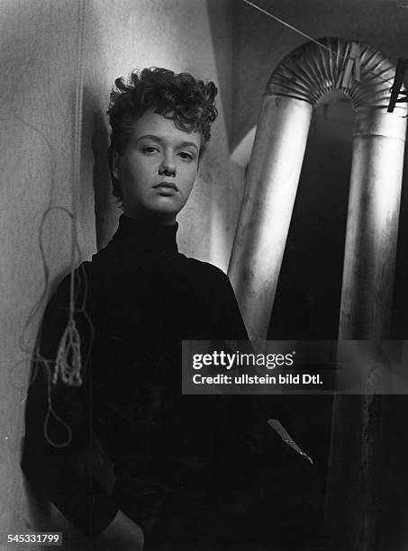 Schauspielerin, DPorträt neben einem Ofenrohr- 1954