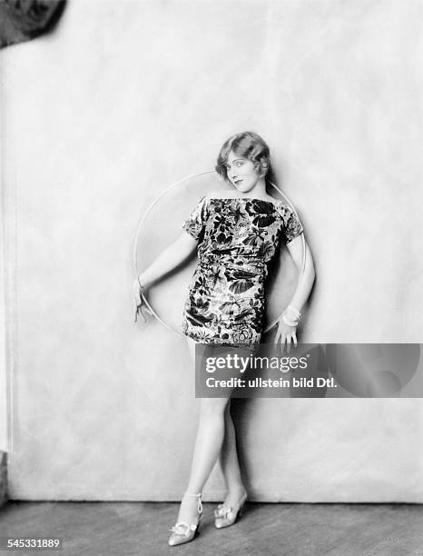 Tänzerin, Schauspielerin, Sängerin, Polen / USAeigentlich Marianna MichalskaPorträt im Minikleid- 1926Fotografie: Alfred Cheney Johnston