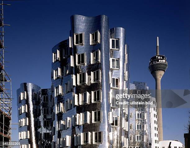 Blick auf den "Neuen Zollhof" und denRheinturm - 1998