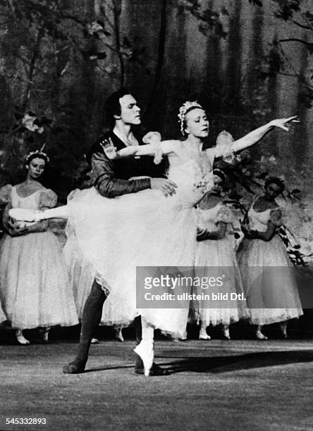 Ulanova, Galina - Dancer, USSR - *-+ Scene from the movie 'The Bolshoi Ballet'' - with Nikolai Fedeychev Directed by: Paul Czinner Great Britain 1957...