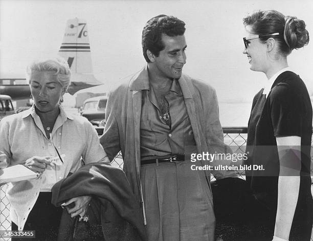 Turner, Lana *-+ Schauspielerin, USA- mit ihrem Freund Johnny Stompanato und ihrer Tochter Cheryl, wenige Stunden vor der ErmordungStompanatos durch...