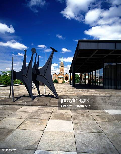 Aussenansicht mit einer Plastik vonAlexander Calder, hinten dieSt. Matthäuskirche- 1996