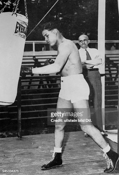 Louis, Joe *13.05..1981+'Der braune Bomber'Boxer, USAWeltmeister im Schwergewicht von 1937-1949- Ganzkoerperaufnahme, bei der Arbeit am Sandsack...