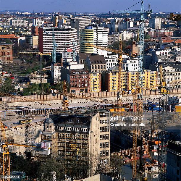 Blick aus erhöhter Sicht über den Platzin Richtung Kreuzberg - Im Vordergrunddas Weinhaus Huth- April 1997