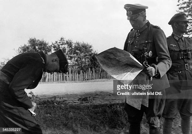 Guderian, Heinz - Officer, General, Germany*1888-1954+reading the map during the Russian campaign- Photographer: Hanns Hubmann- Published by:...