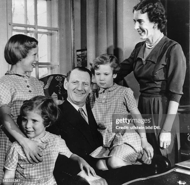 1972König von Dänemark 1947 - 1972mit Königin Ingrid und den TöchternMargrethe, Anne Marie und Benedicte- 1952