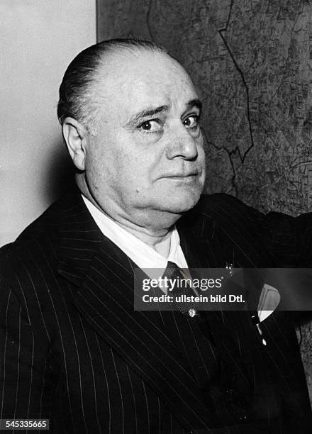 Benjamino Gigli *20.03.1890-+Opernsänger, Tenor, Schauspieler; Italien- in Berlin, vor einem Stadtplan- Februar 1955- identisch mit Bild