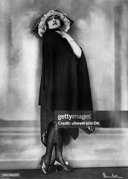 Andra, Fern - Actress, USA - *24.11.1894-+ in an elegant coat / cape - 1910 - Photographer: Atelier Binder Vintage property of ullstein bild