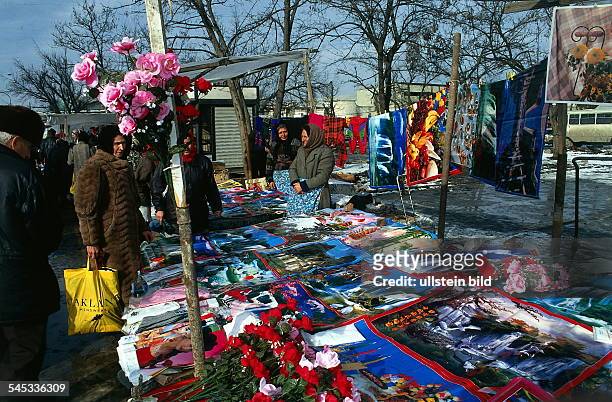 Markt in Grosny mitWaren aus der Türkei.- 1997