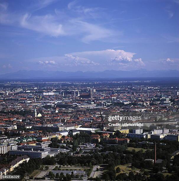 Blick vom-Olympiaturm über die Stadt; id.M. Die Frauenkirche, am Horizont die Alpen - Mai 2000