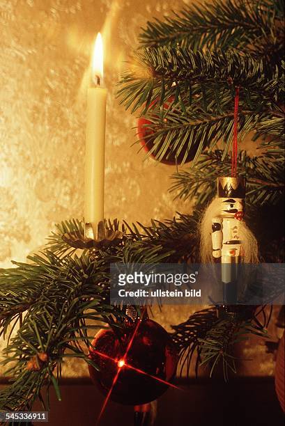 Tannenzweig mit Nussknacker,Weihnachtskugel und Kerze- 1995