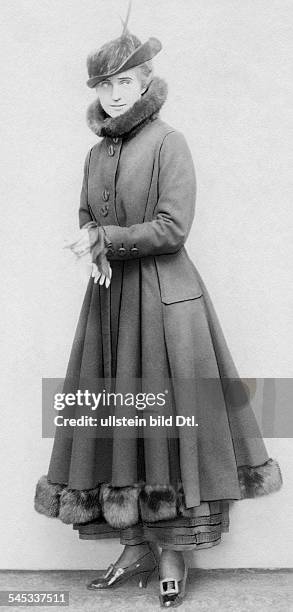 29 Gussy Holl Stock Photos, HighRes Pictures, and Images Getty Images