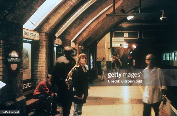 Menschen warten auf dem Bahnsteig der U-Bahnstation Baker Street- 1997
