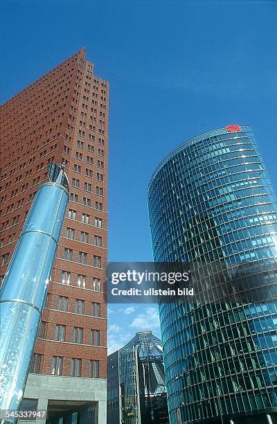 Lichtmast, Bürohochaus Kollhoff und Bahntower. Dazwischen das Sony - Forum mit Dachsegel- 2001