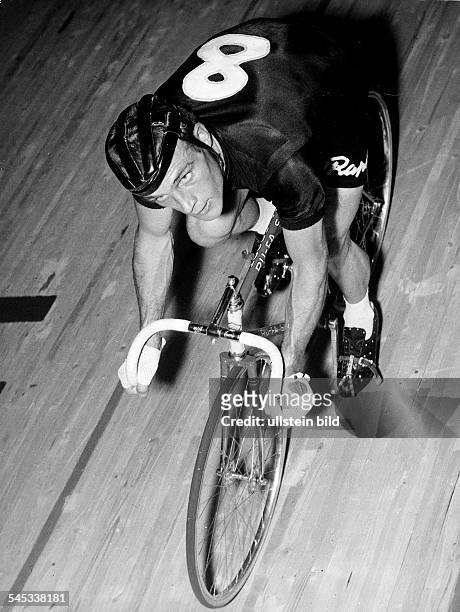 Sportler, Radrennfahrer, Din der Kölner Sporthalle- 1970