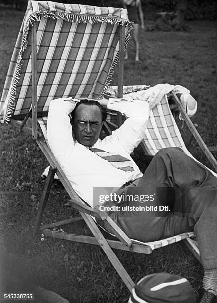 Conrad Veidt *22.01.1893-+ Actor, Germany in a deck-chair at the Klub am Rupenhorn on the Havel river, Berlin - undated, probably 1931 -...